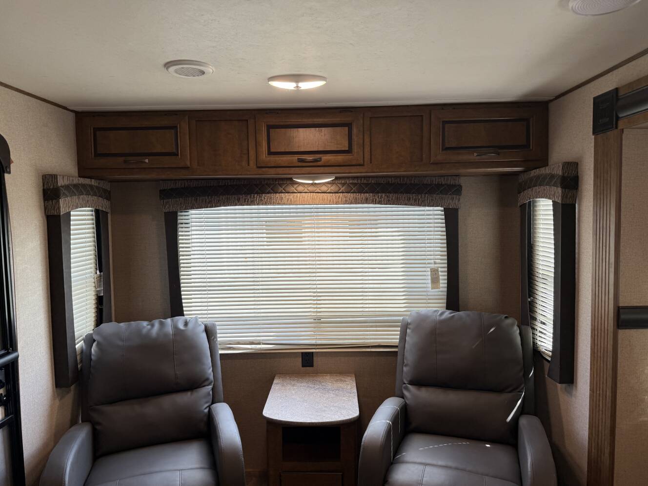 A photo of this 2017 Crossroads ZINGER 291RL