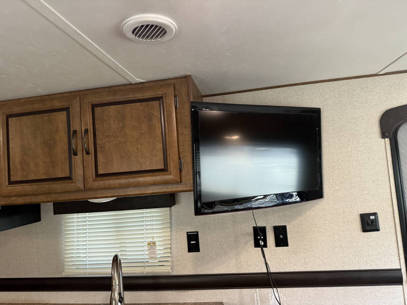 A photo of this 2017 Crossroads ZINGER 291RL