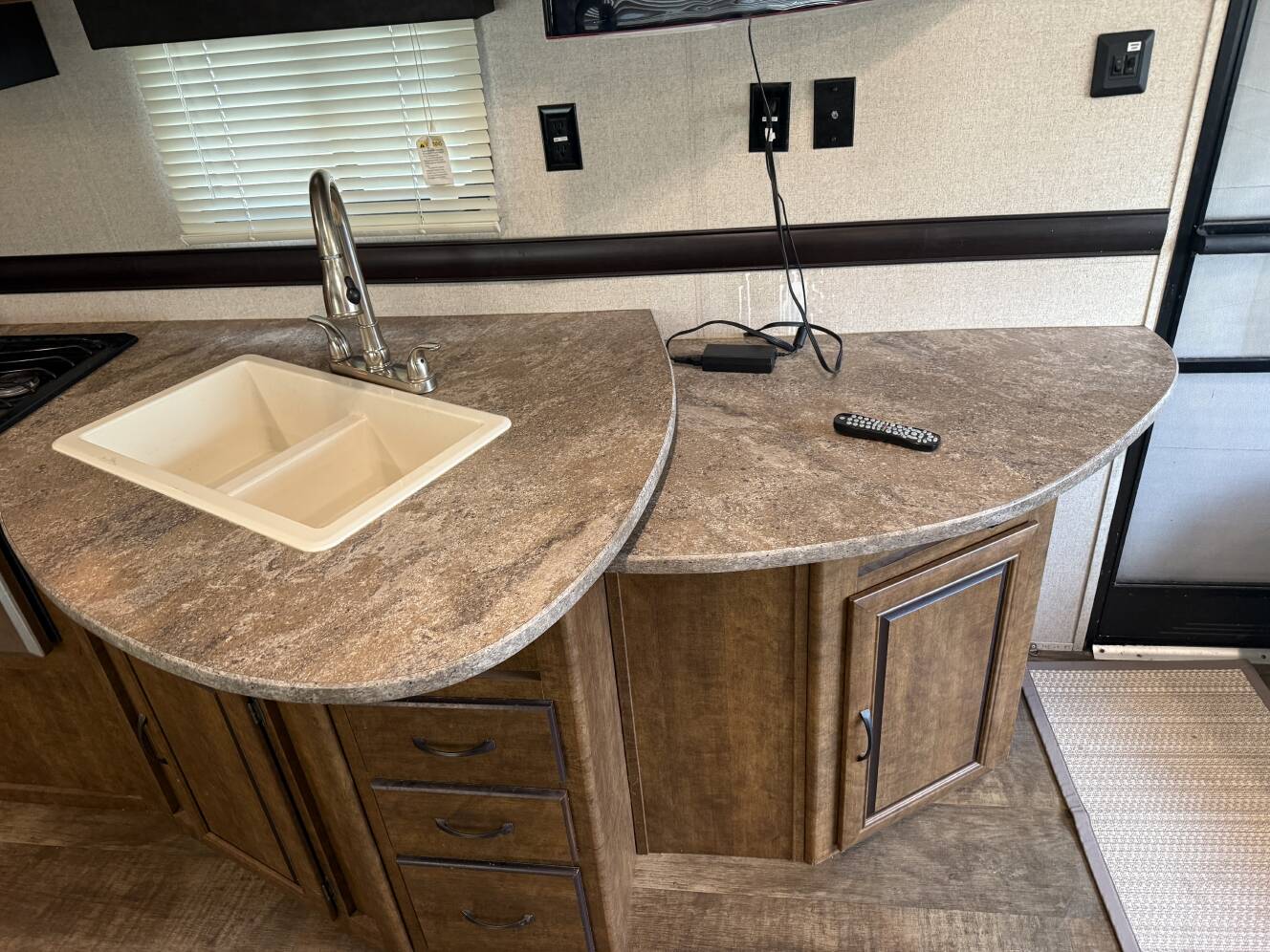 A photo of this 2017 Crossroads ZINGER 291RL