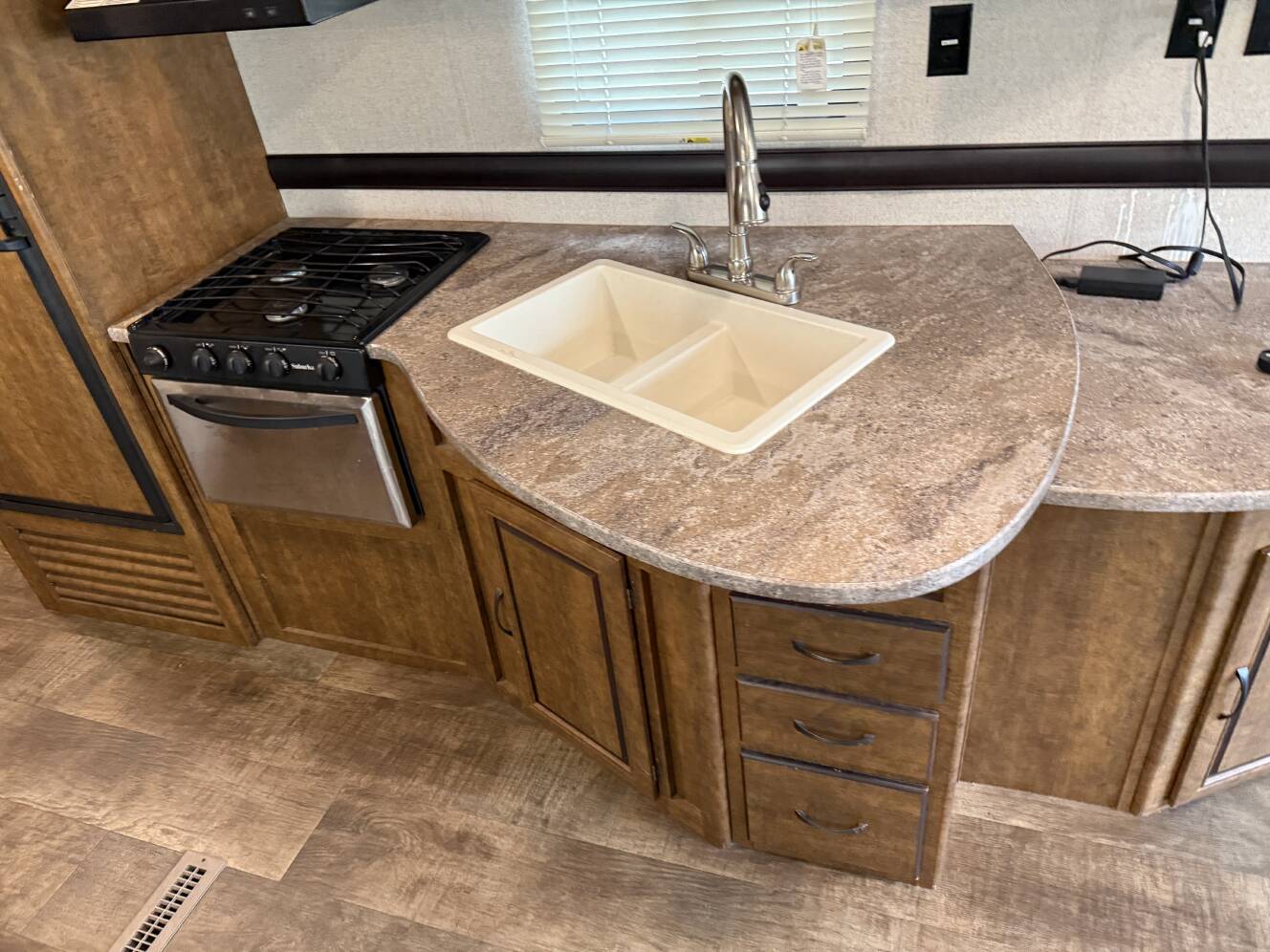 A photo of this 2017 Crossroads ZINGER 291RL