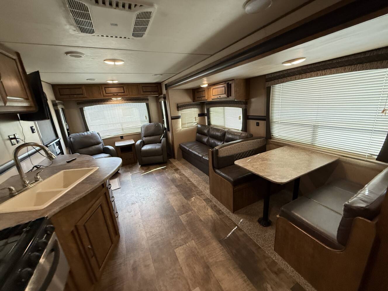 A photo of this 2017 Crossroads ZINGER 291RL