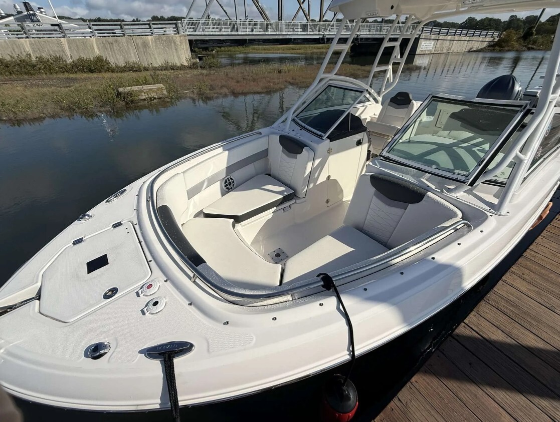 2022 Robalo R247 Dual Console Boat boat