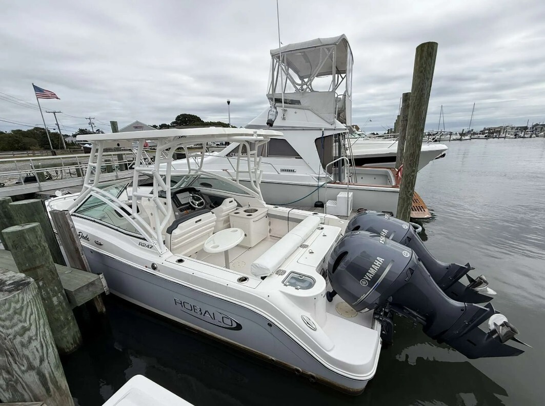 Used 2021 Robalo R247 For Sale in Westbrook, CT - 5038066888