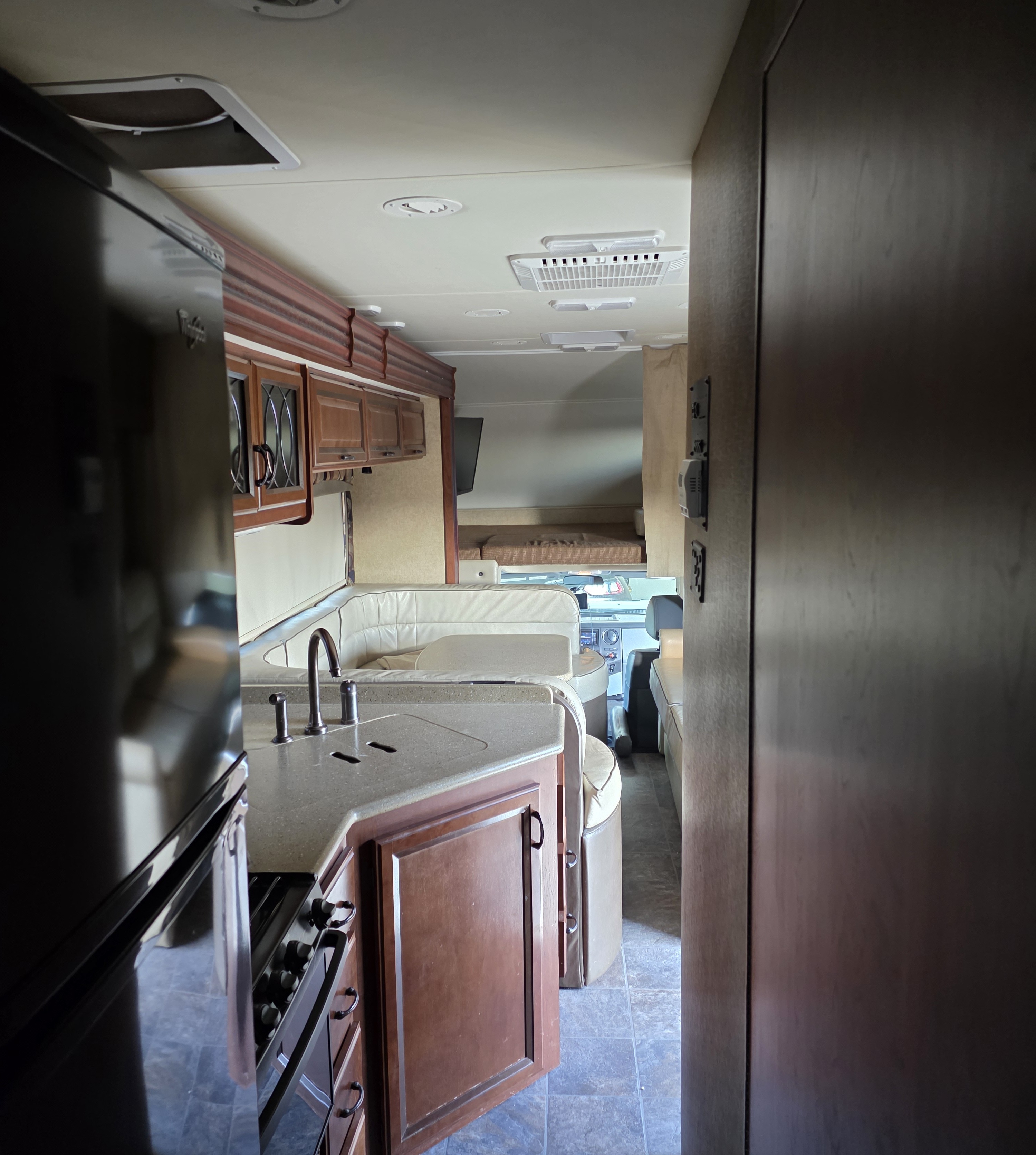 2014 Thor Motor Coach CHATEAU 33SW in box elder SD