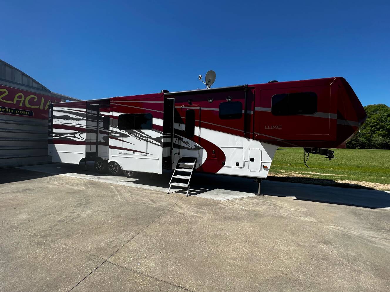 A photo of this 2023 Luxe ELITE 44FL