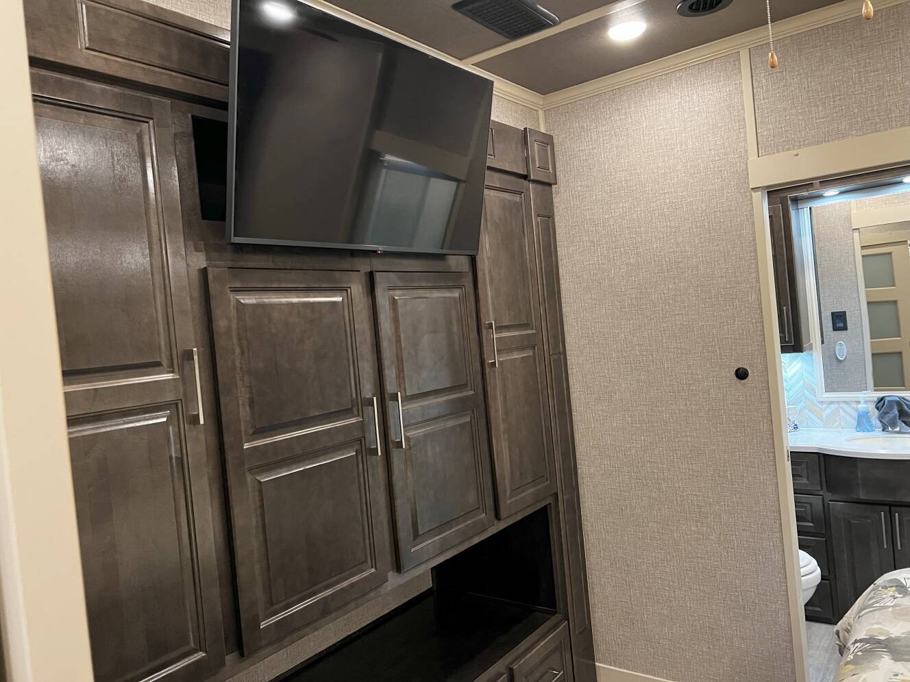 A photo of this 2023 Luxe ELITE 44FL