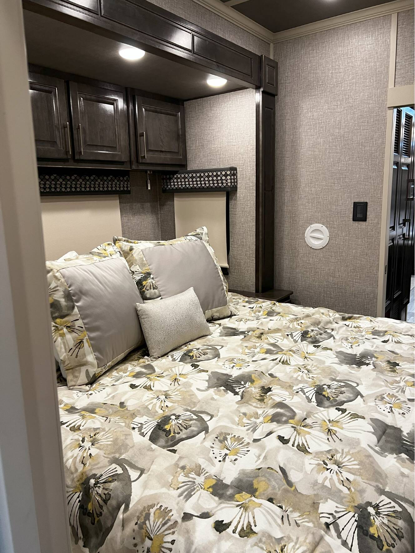 A photo of this 2023 Luxe ELITE 44FL