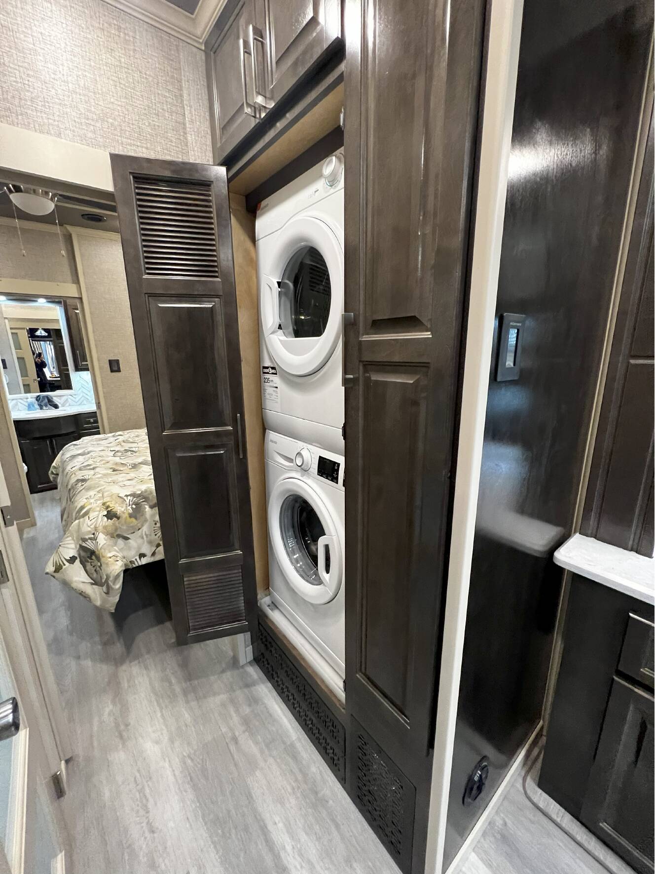 A photo of this 2023 Luxe ELITE 44FL