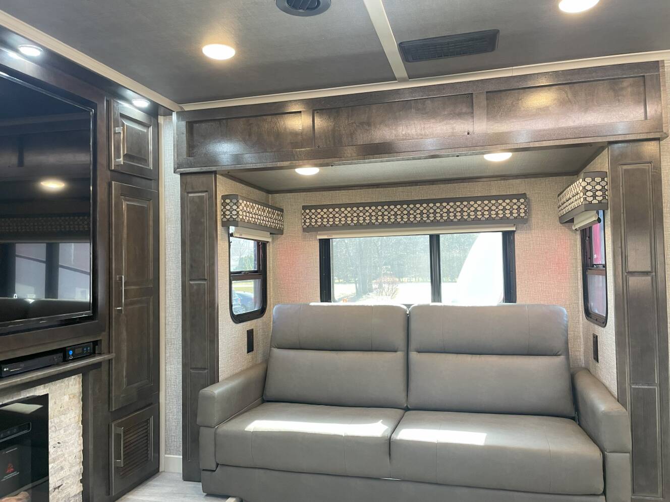 A photo of this 2023 Luxe ELITE 44FL