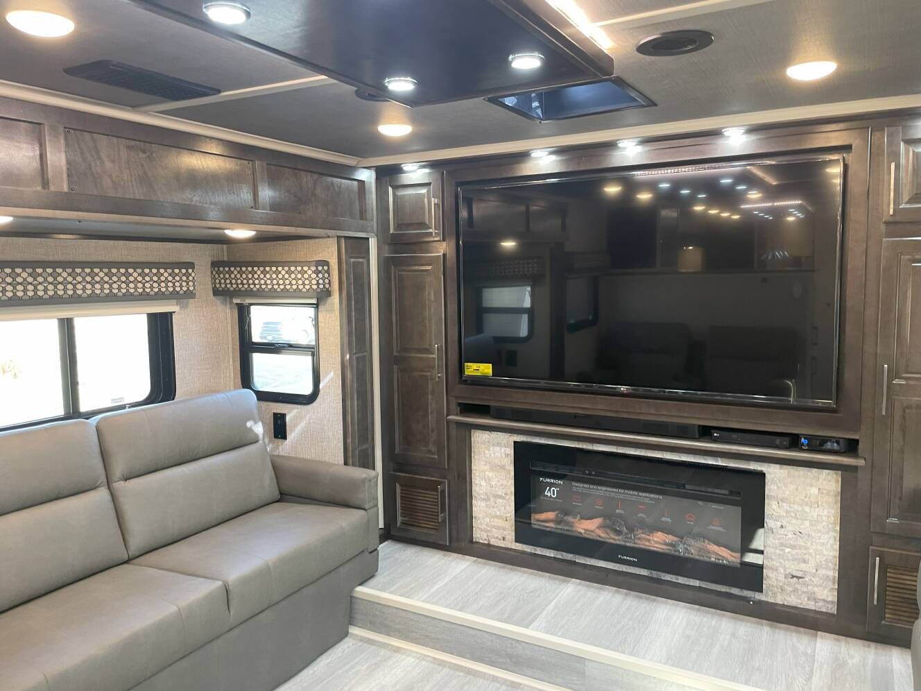 A photo of this 2023 Luxe ELITE 44FL