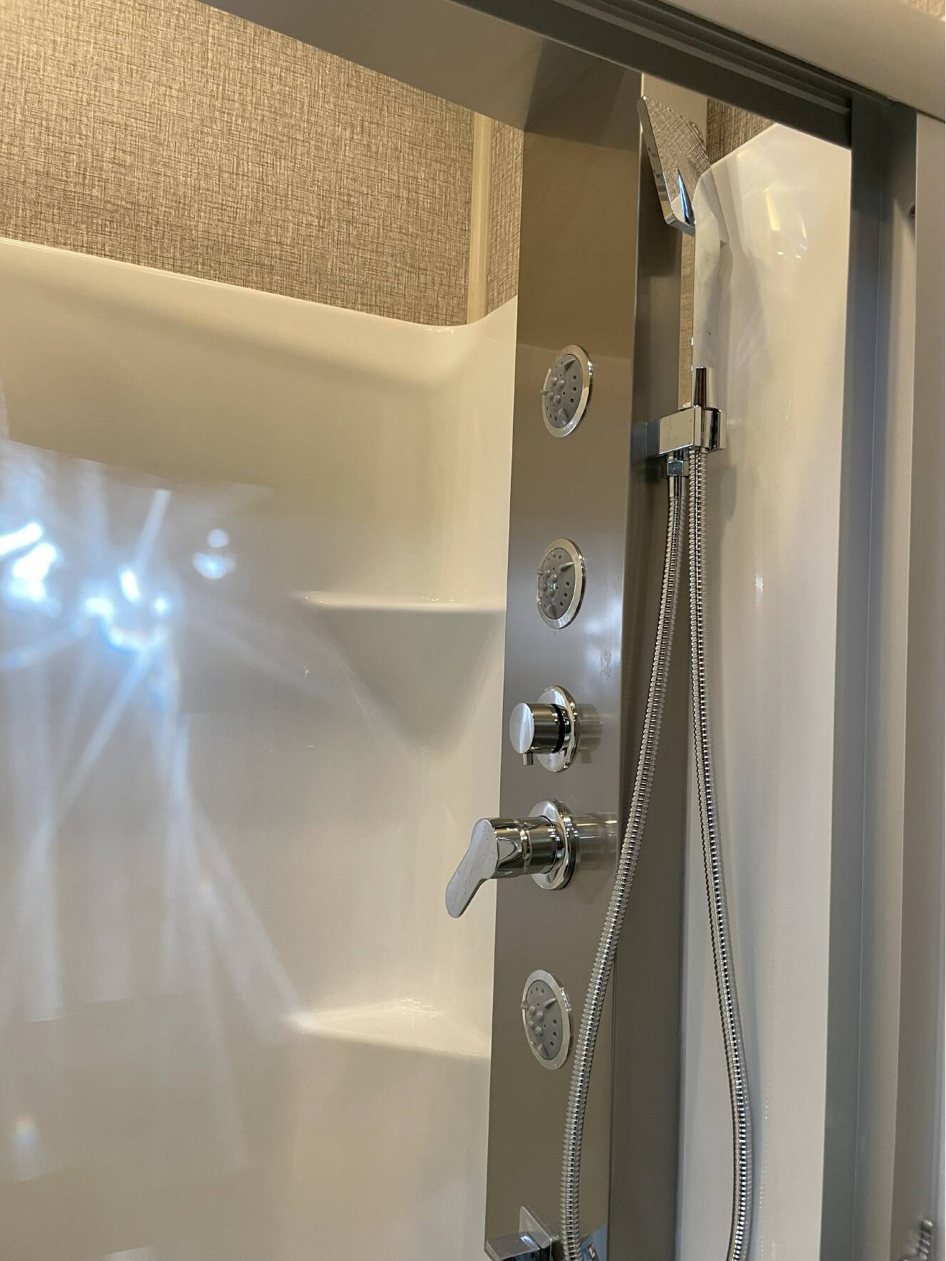A photo of this 2023 Luxe ELITE 44FL