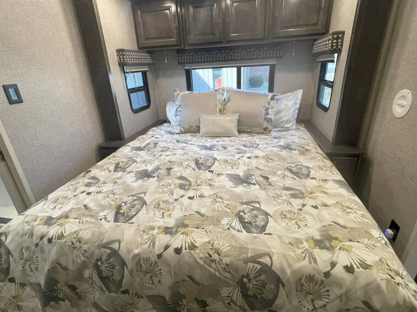A photo of this 2023 Luxe ELITE 44FL