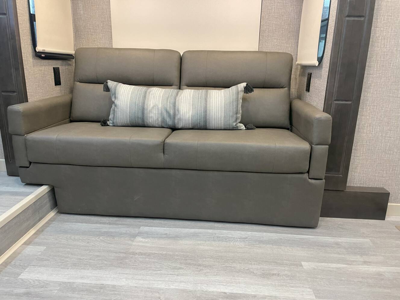 A photo of this 2023 Luxe ELITE 44FL