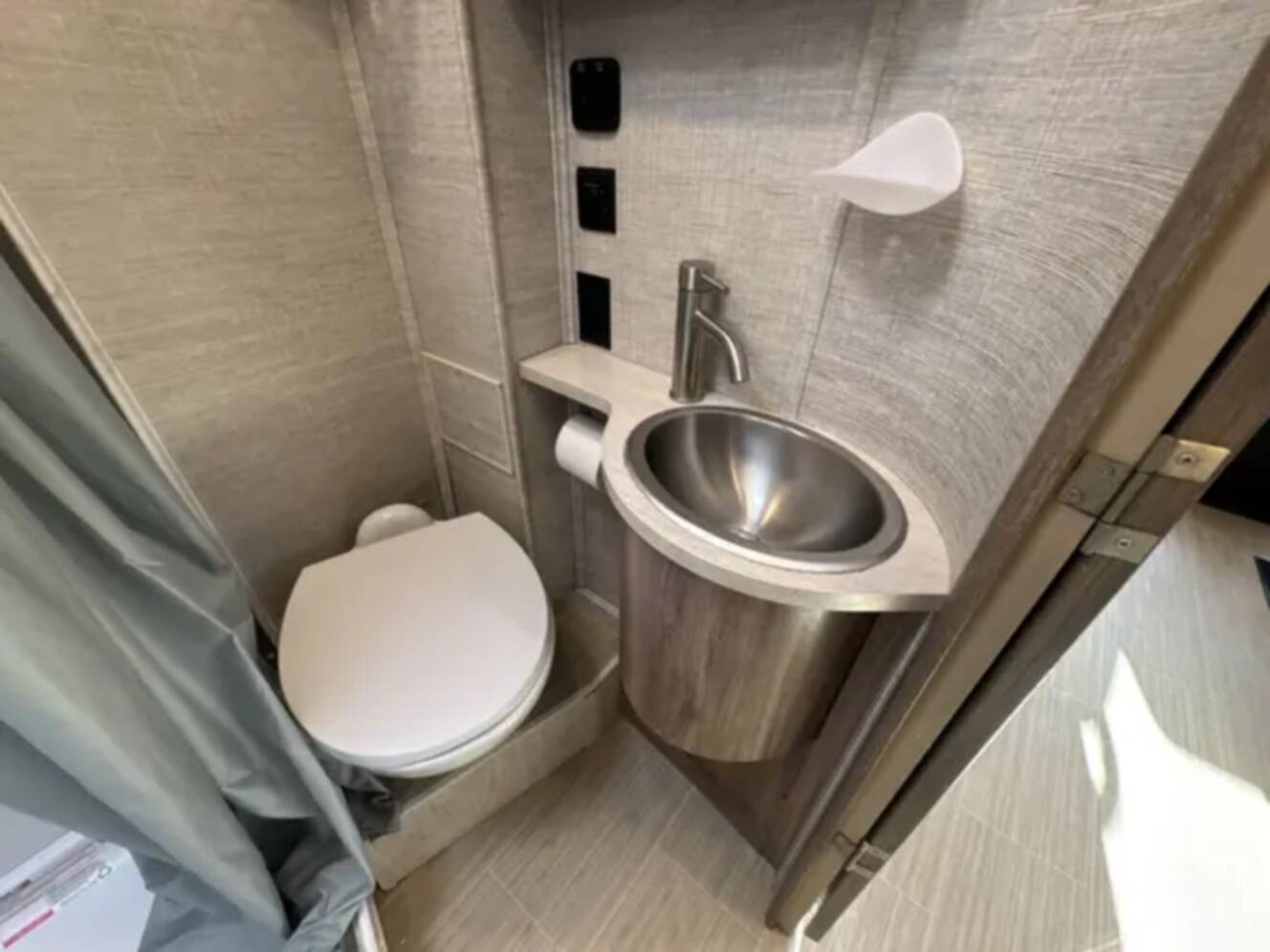 A photo of this 2021 Jayco MELBOURNE PRESTIGE 24TP