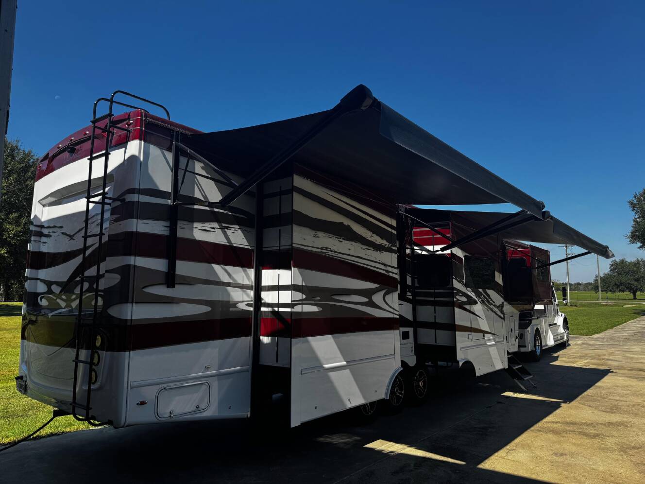 A photo of this 2023 Luxe ELITE 44FL