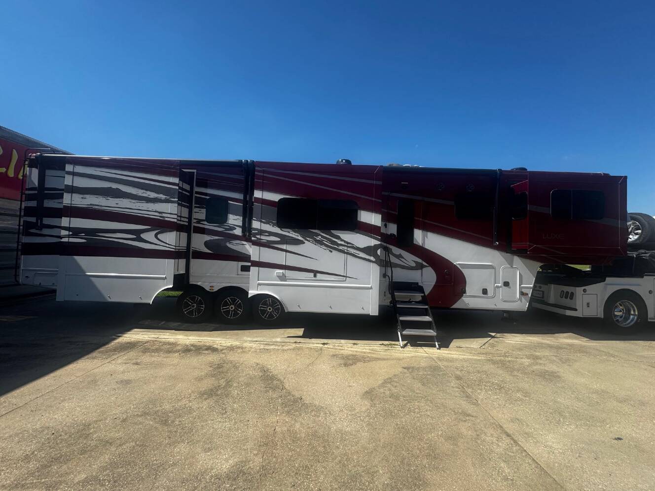 A photo of this 2023 Luxe ELITE 44FL