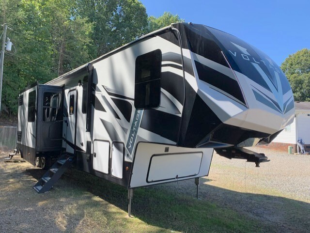 2022 Dutchmen Voltage 4225 RV