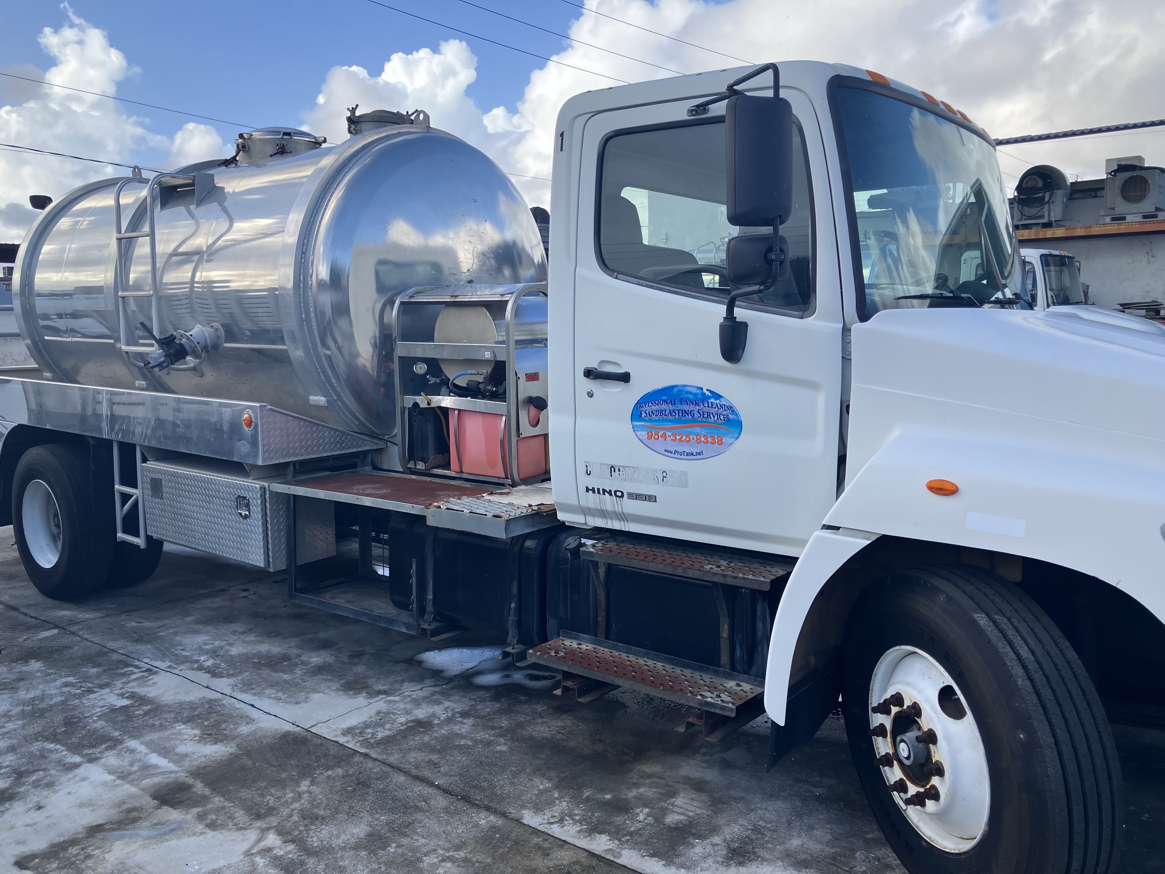 2006 HINO 338 in Oakland Park, FL