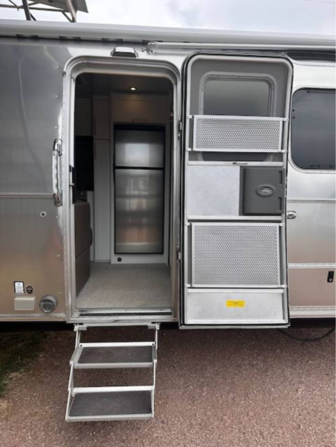 A photo of this 2022 Airstream CLASSIC 33FB TWIN