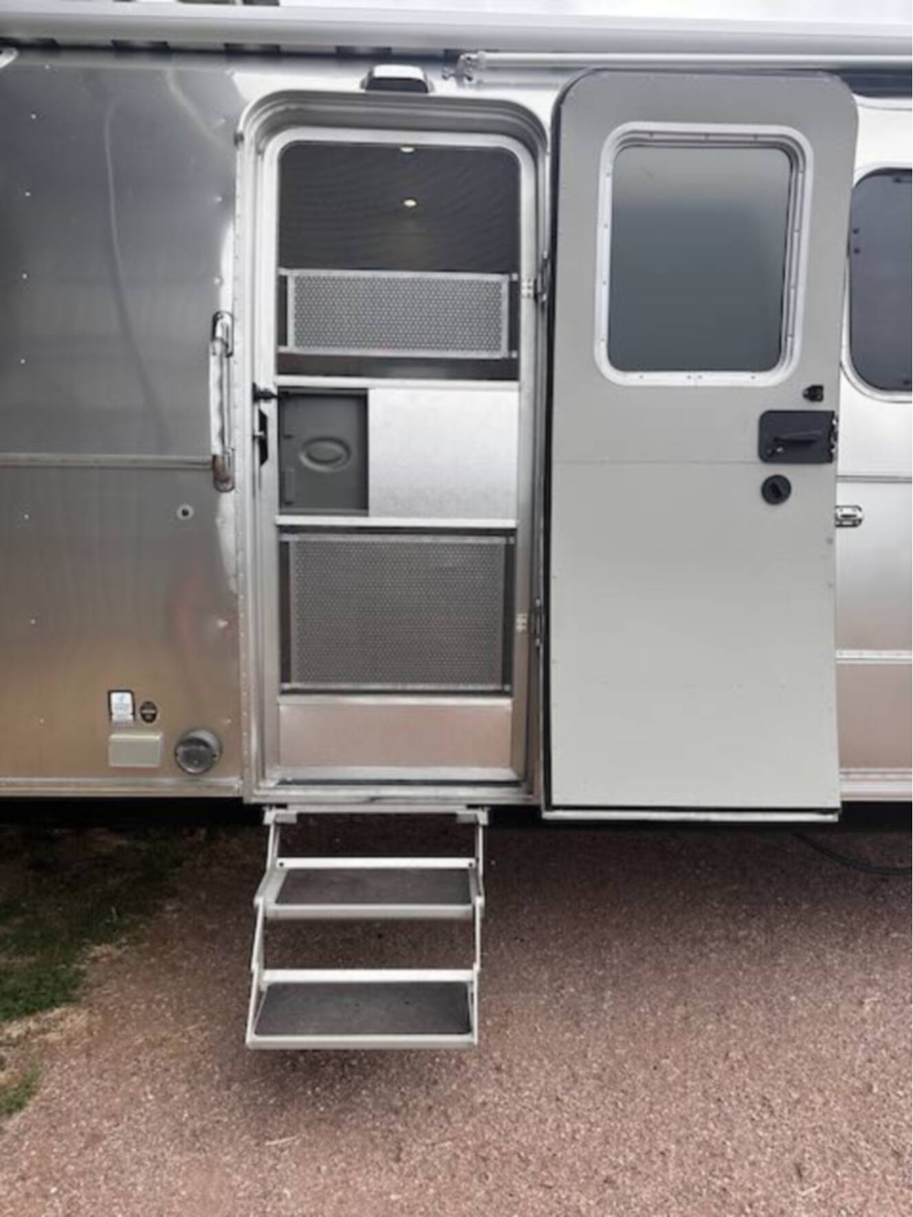 A photo of this 2022 Airstream CLASSIC 33FB TWIN
