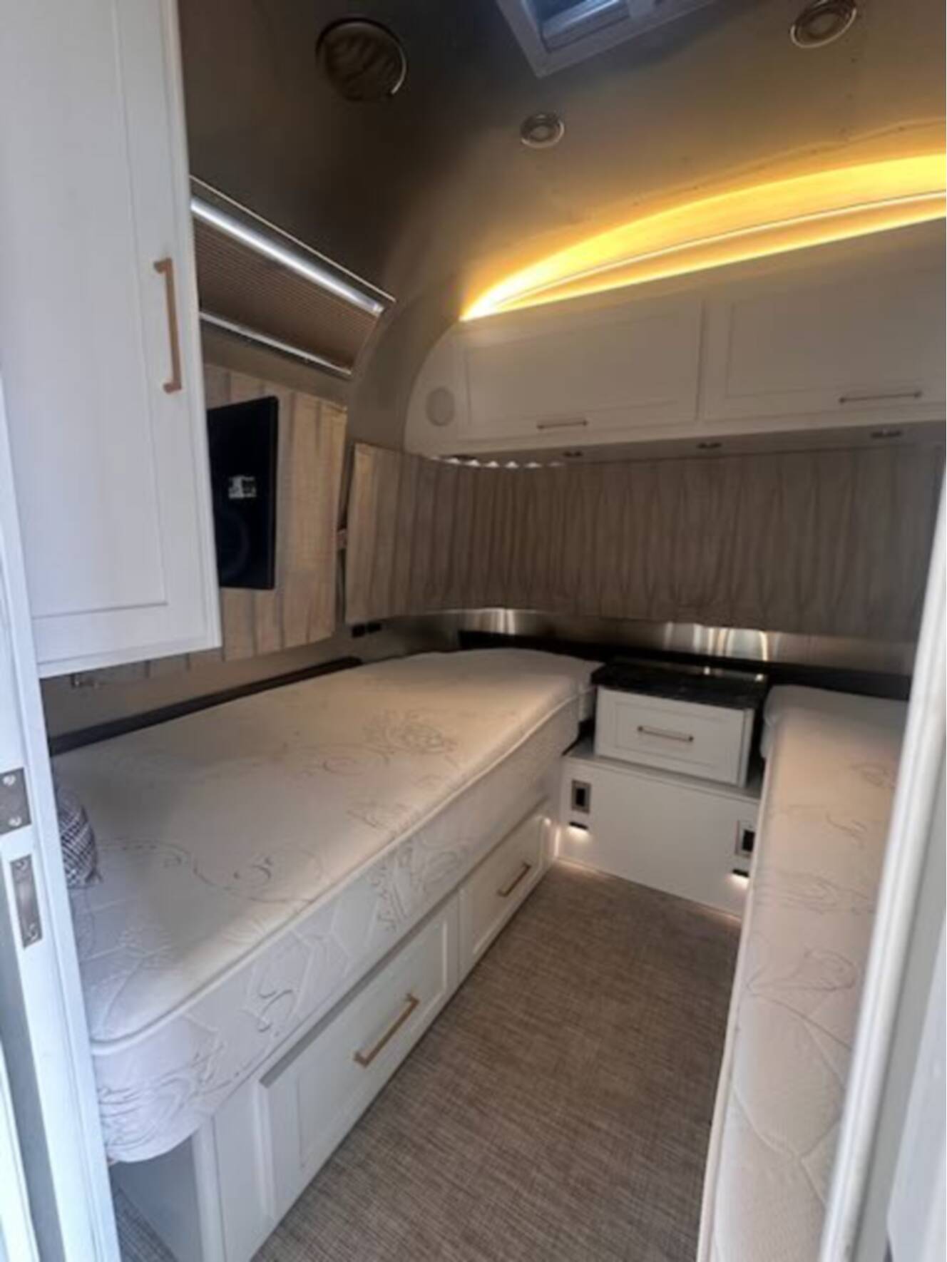 A photo of this 2022 Airstream CLASSIC 33FB TWIN