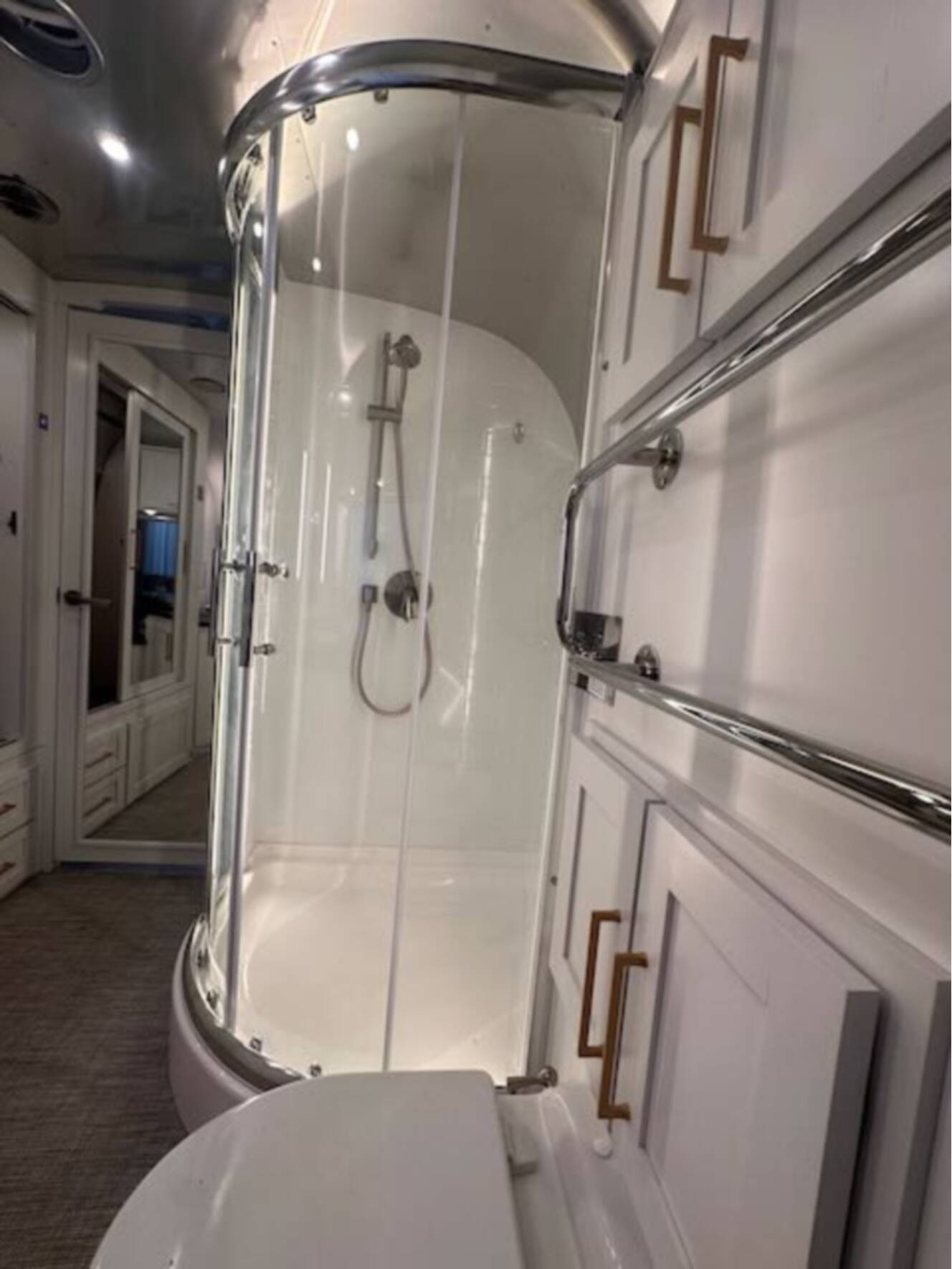 A photo of this 2022 Airstream CLASSIC 33FB TWIN