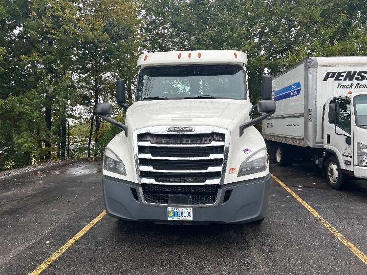 2019 Freightliner Cascadia 126" Day cab photo 2