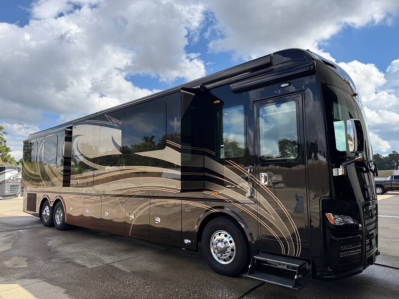 A photo of this 2022 Foretravel REALM FS605 LV3