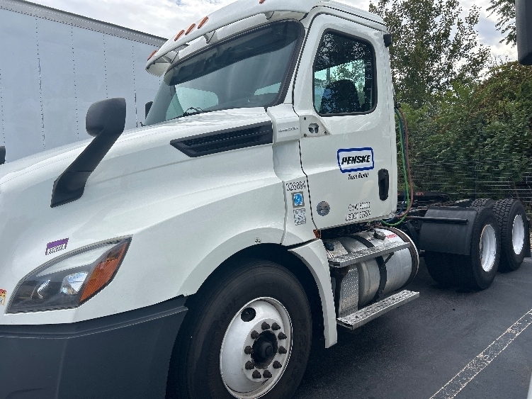 2019 Freightliner Cascadia 126" Day cab photo 4