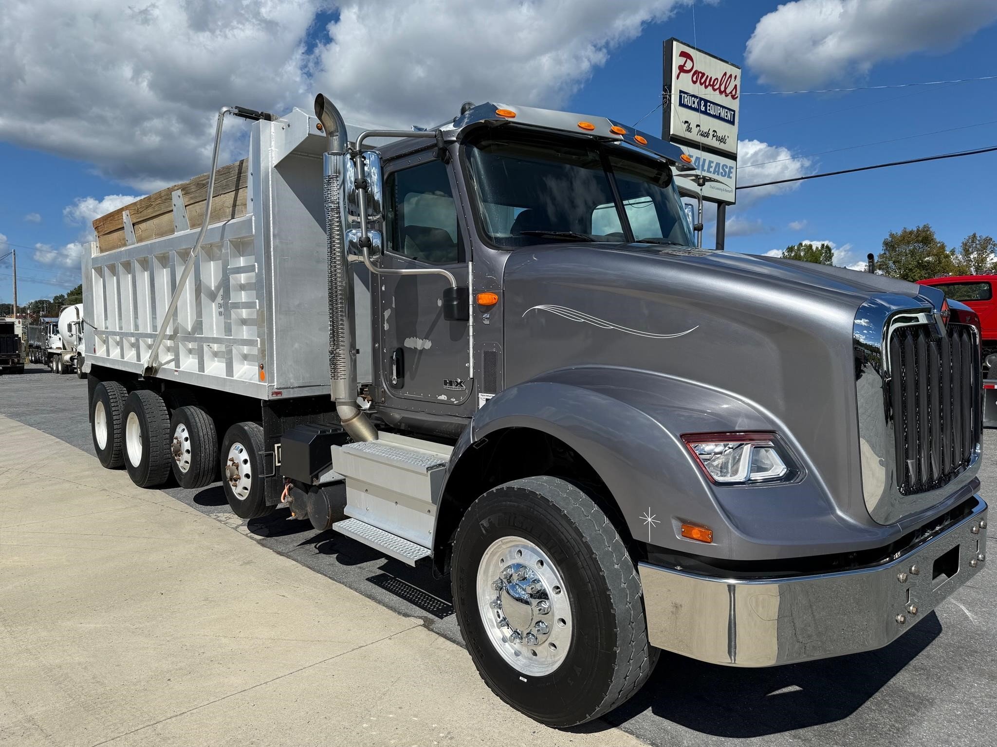 洋書 INTERNATIONAL TRUCKS hq720.jpg?sqp=-