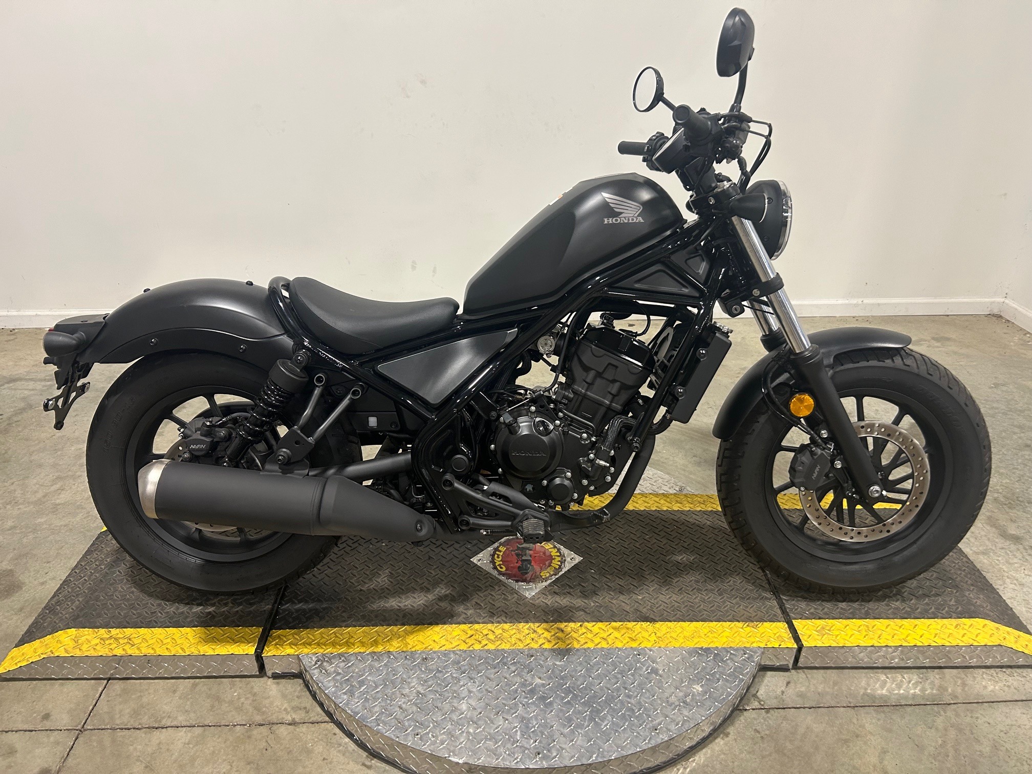 ミィ こーせー Kさん adidas ZX 8000 “Metallic Grey” is On the Way! |