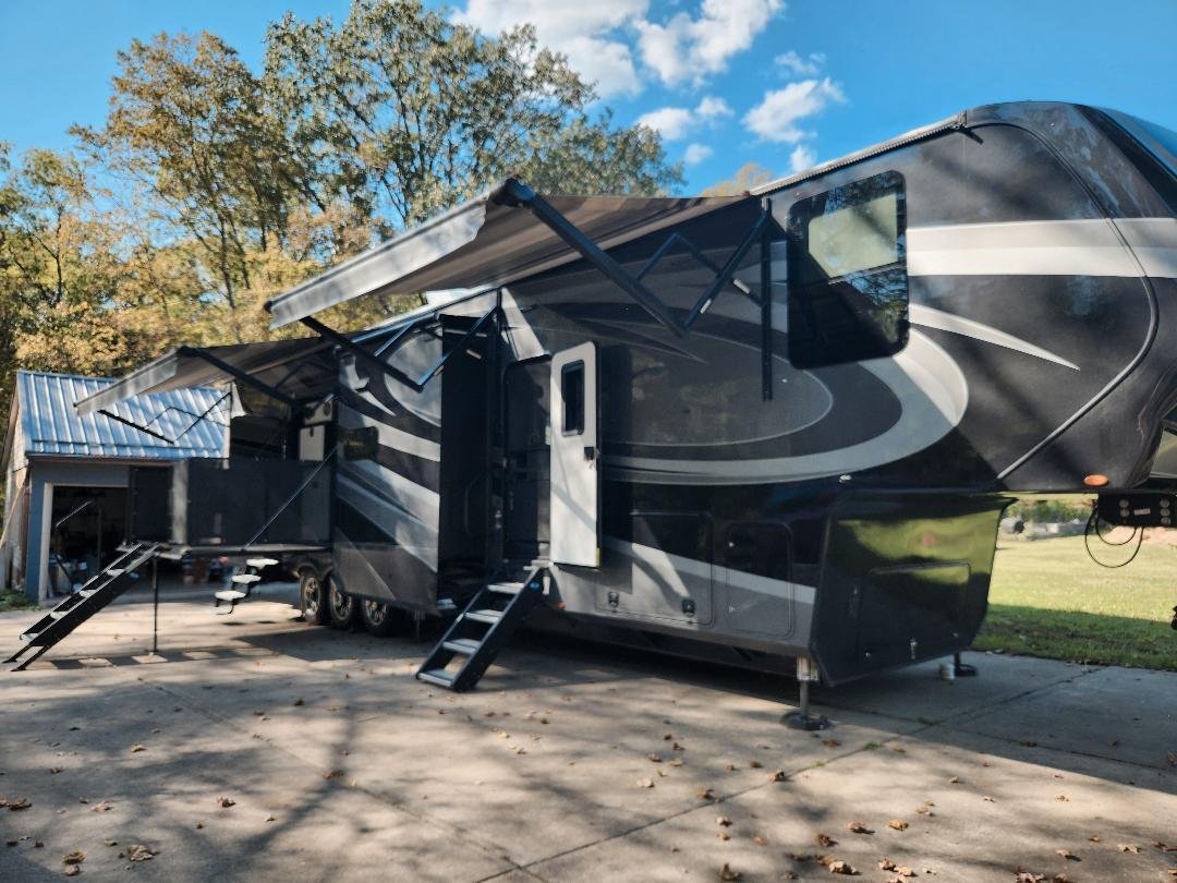 2021 Grand Design MOMENTUM 399TH Fifth Wheel Toy Hauler RV