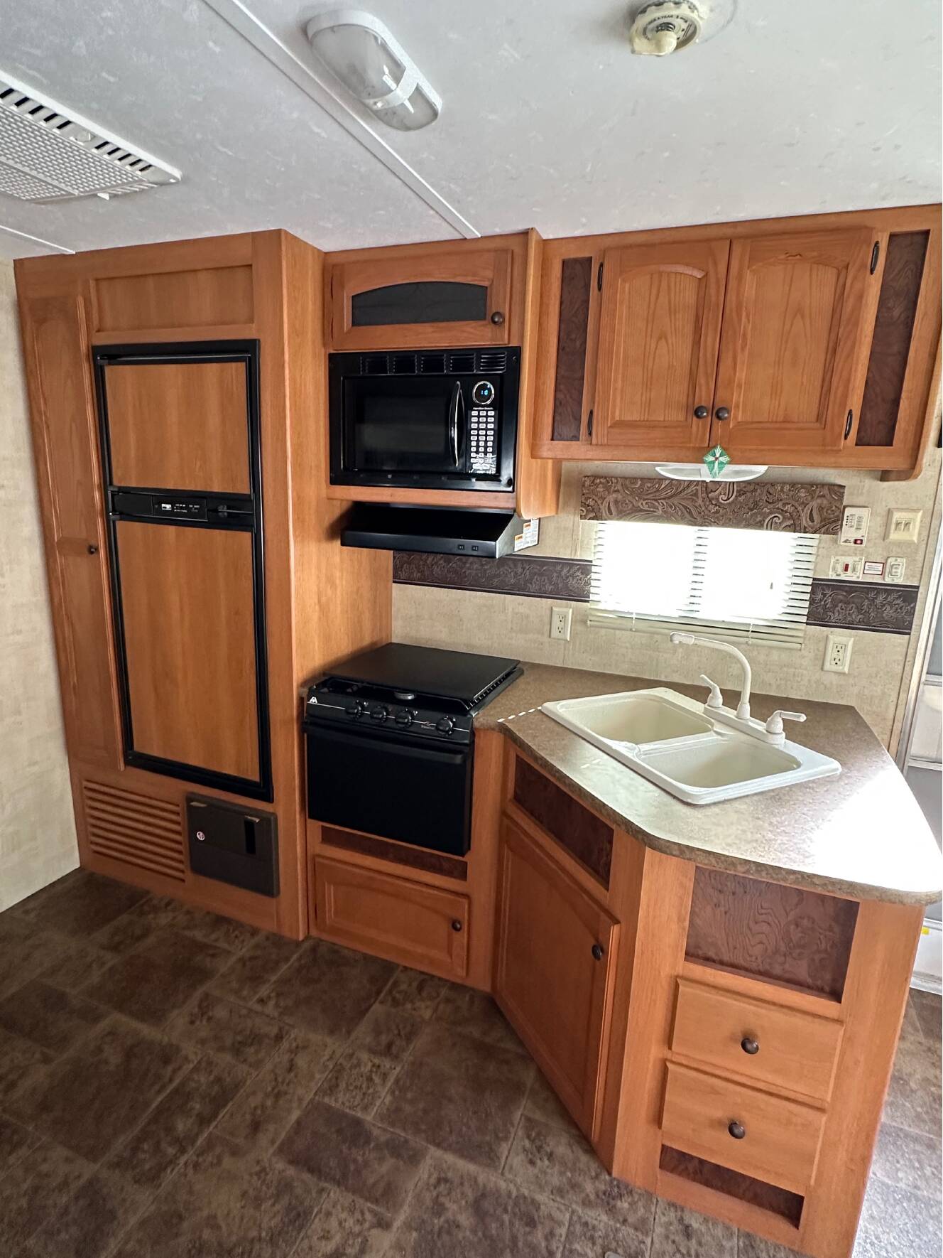A photo of this 2011 Keystone HIDEOUT 26RLS