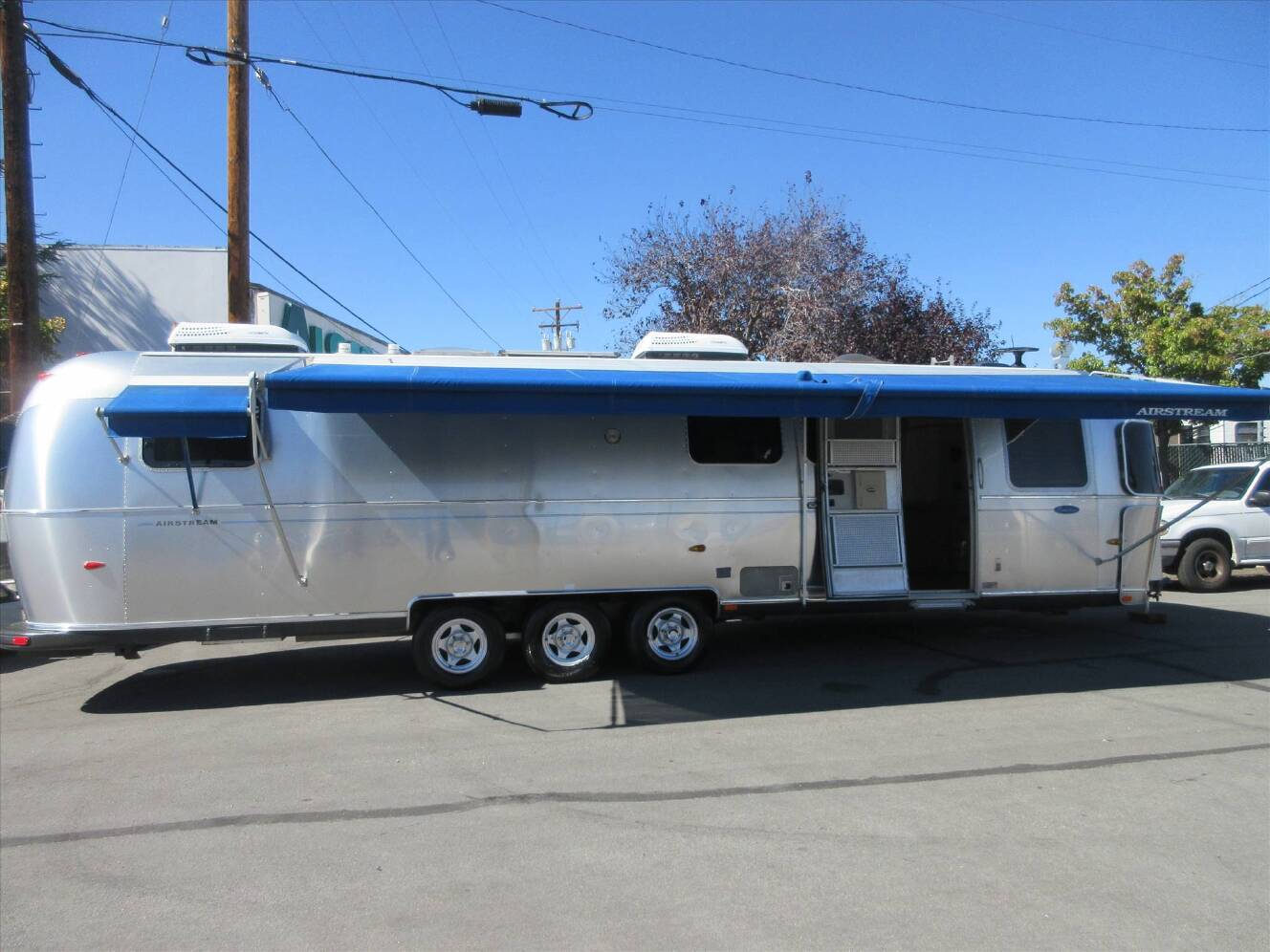 A photo of this 2005 Airstream CLASSIC
