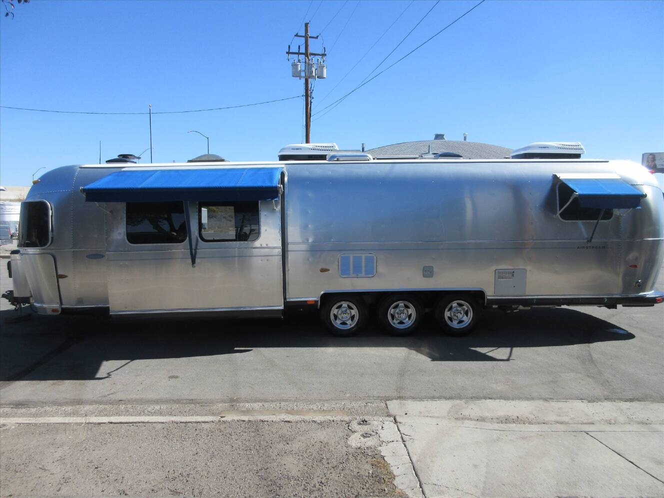 A photo of this 2005 Airstream CLASSIC