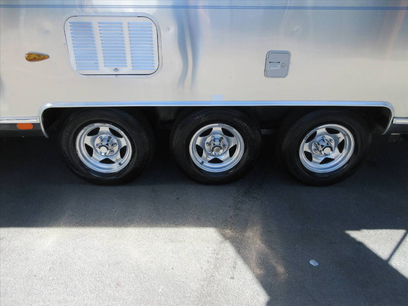A photo of this 2005 Airstream CLASSIC