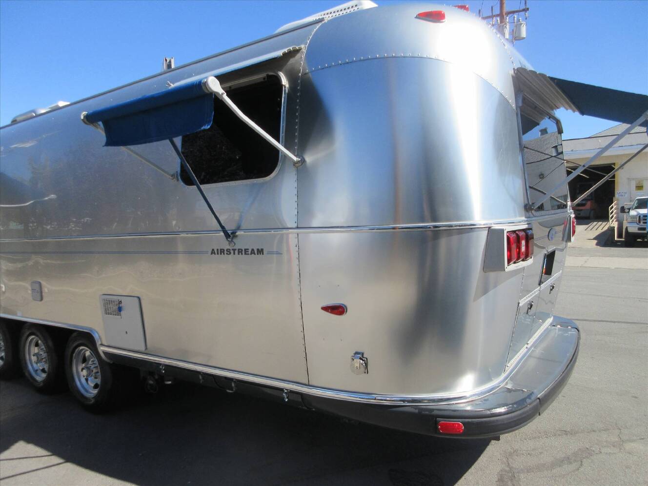 A photo of this 2005 Airstream CLASSIC