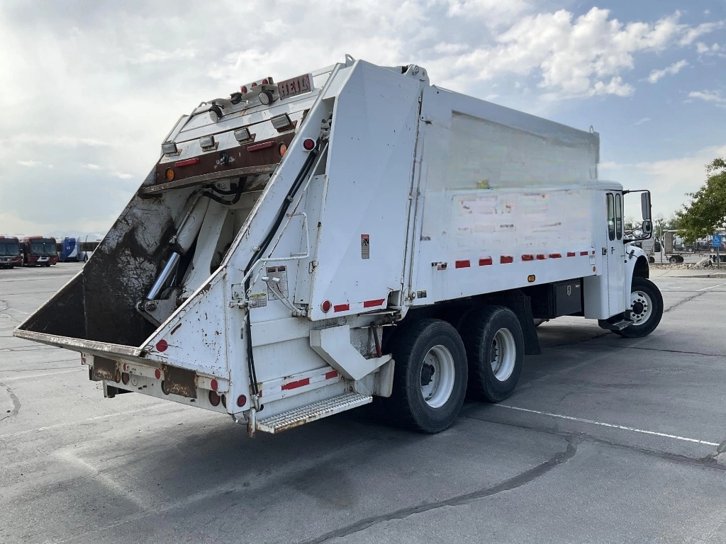 2015 FREIGHTLINER COE in East Wareham, MA