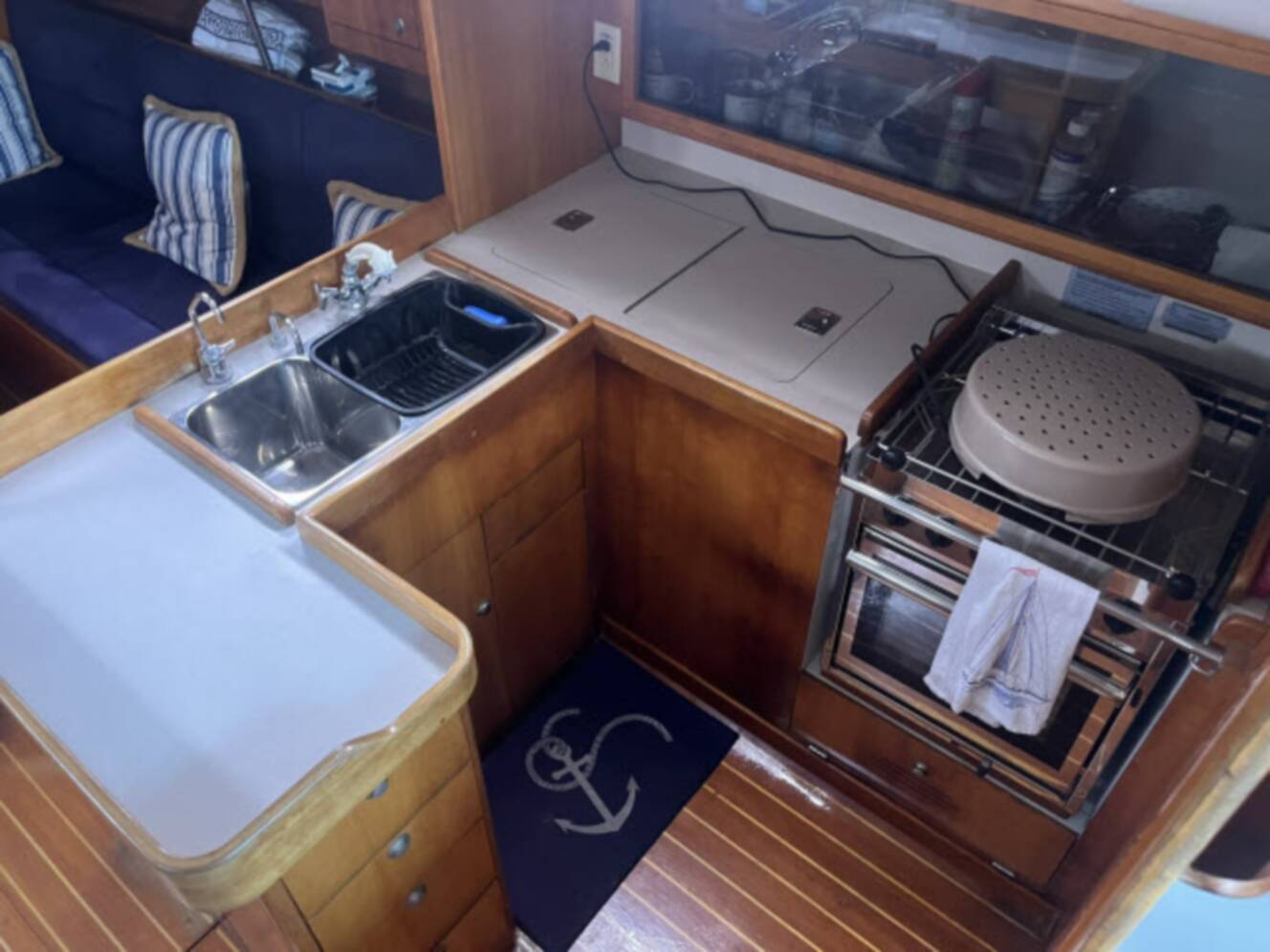 A photo of this 2004 J Boats J/133