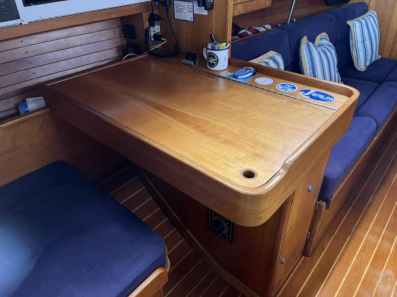 A photo of this 2004 J Boats J/133