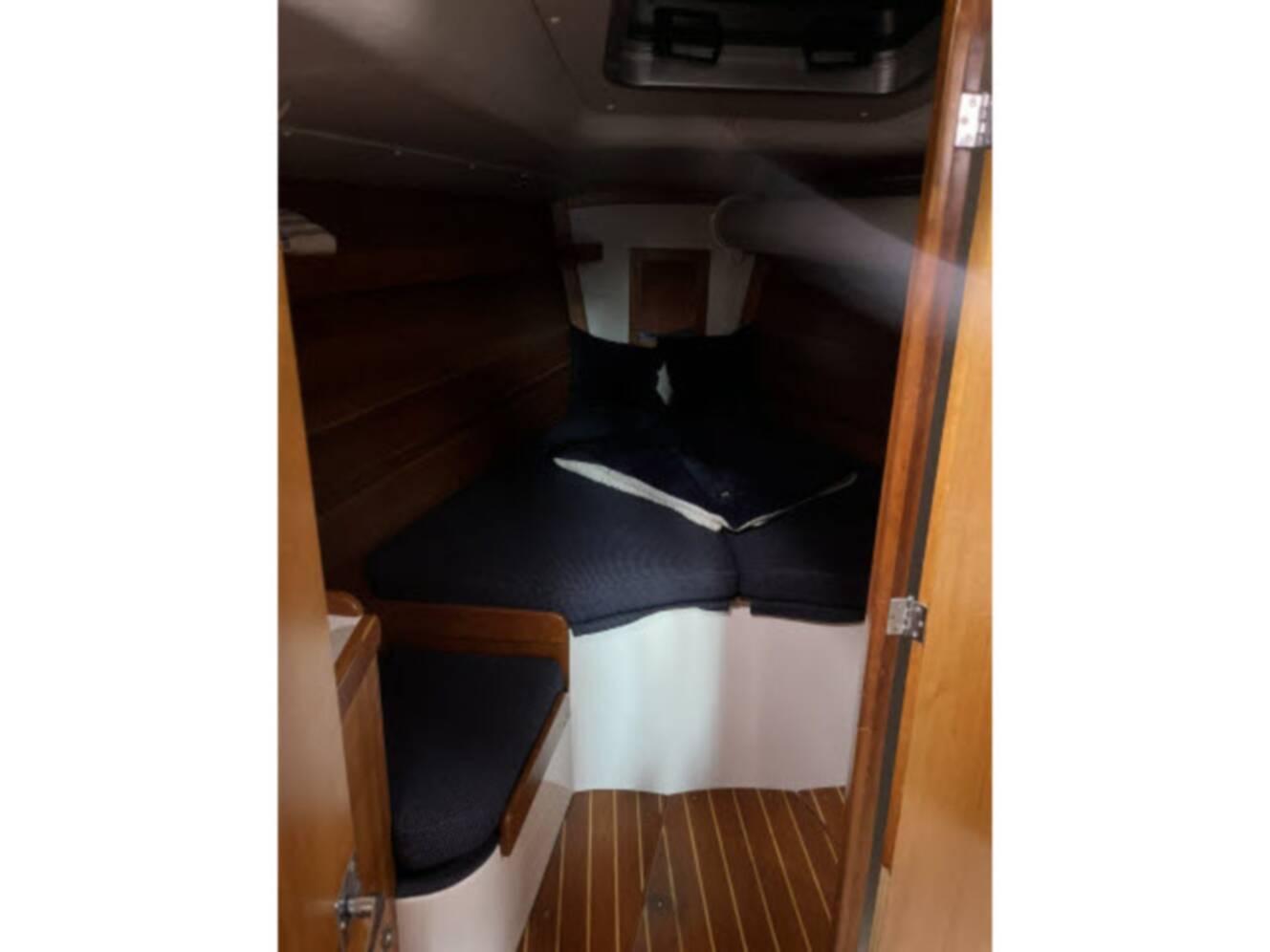 A photo of this 2004 J Boats J/133