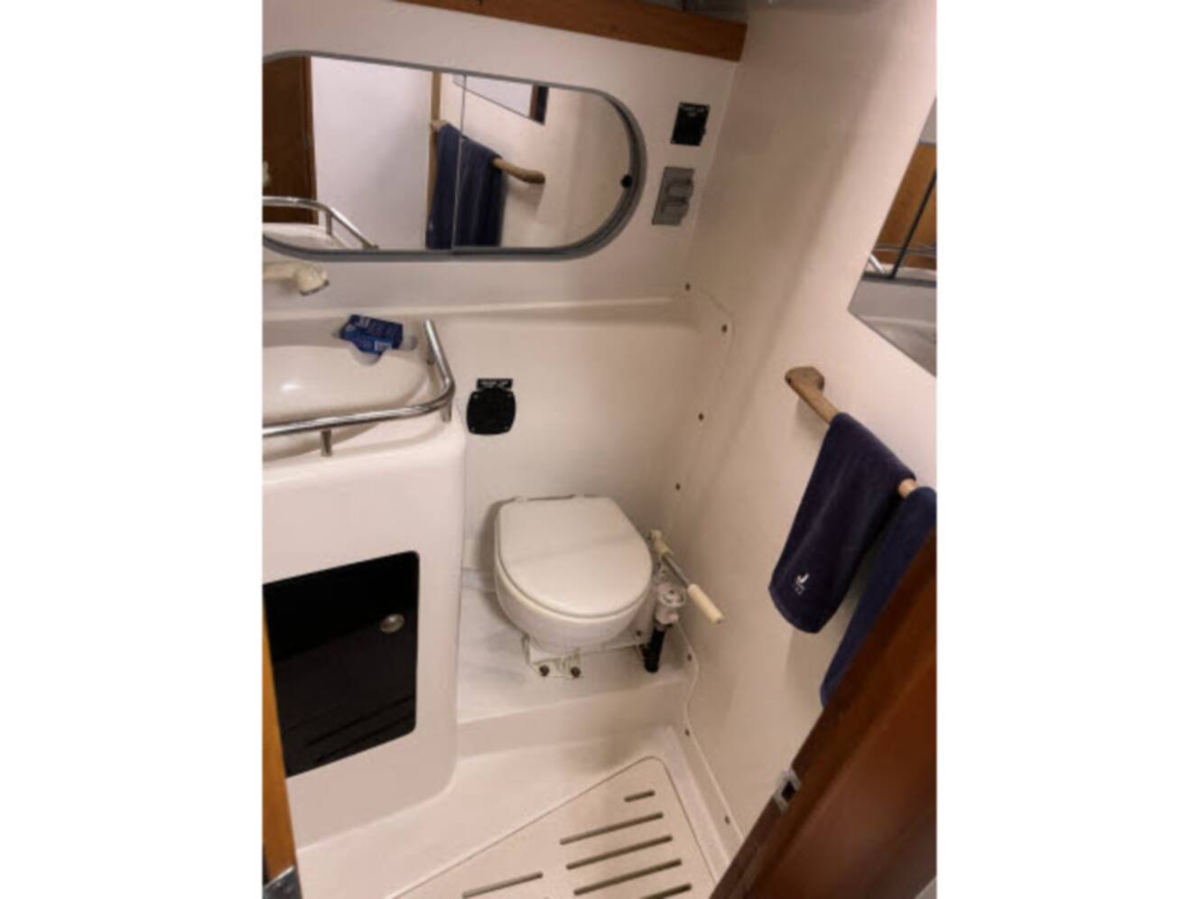 A photo of this 2004 J Boats J/133