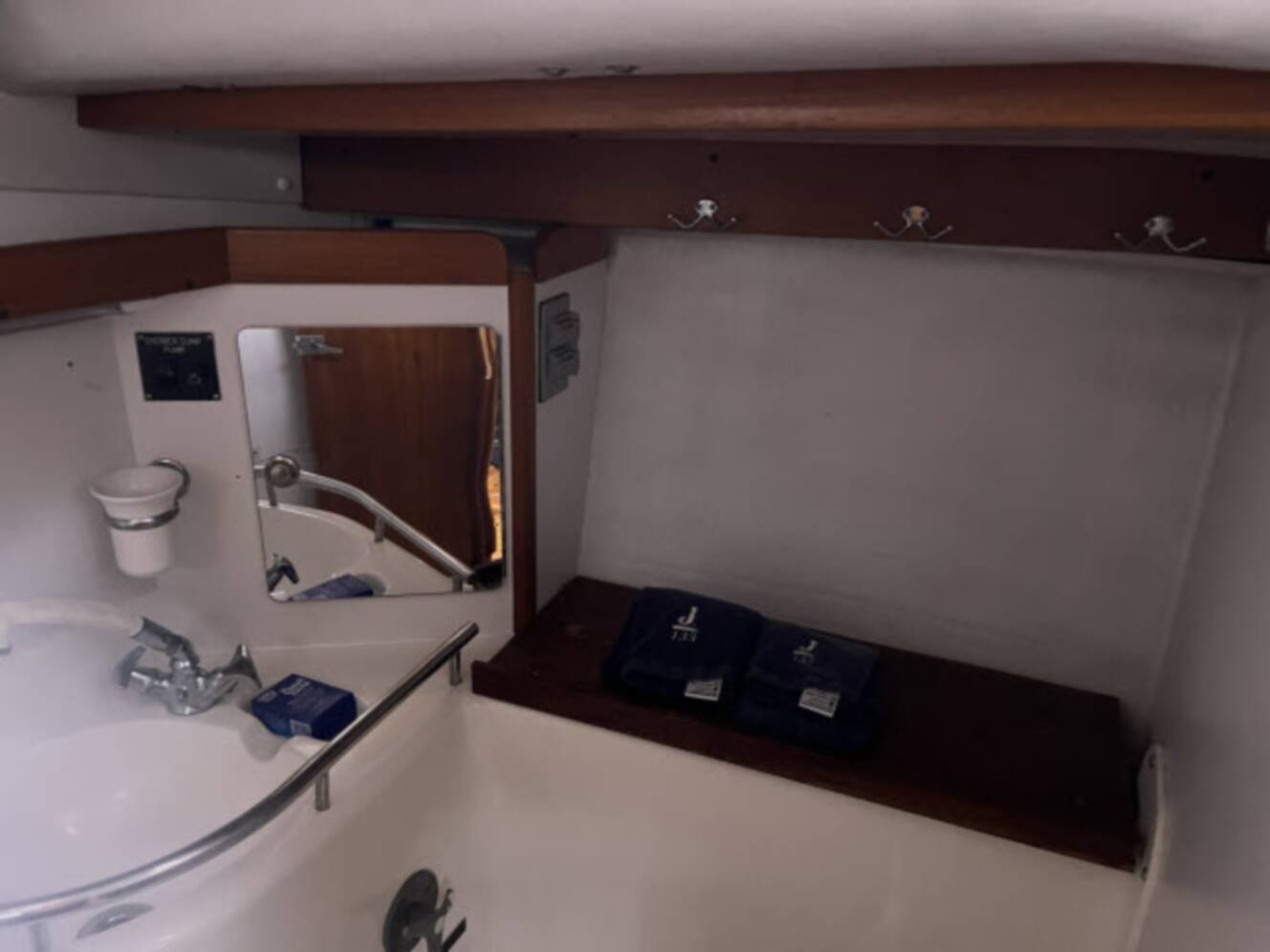 A photo of this 2004 J Boats J/133
