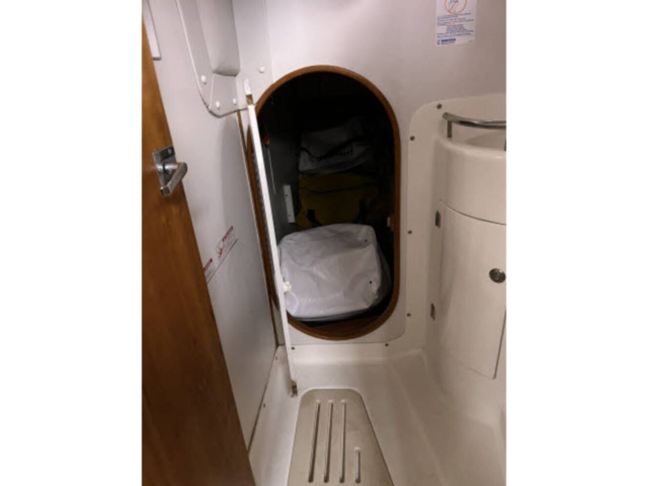 A photo of this 2004 J Boats J/133