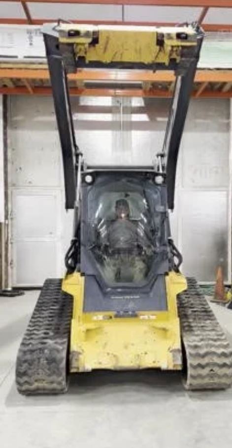 2016 DEERE 333G in Phelan, CA