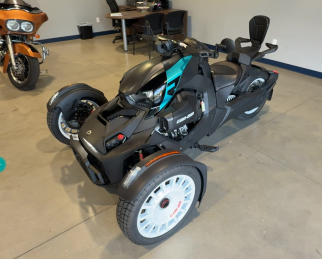 BEE CHASE CAR 1/64 Kaido House x Mini GT Chevrolet Silverado