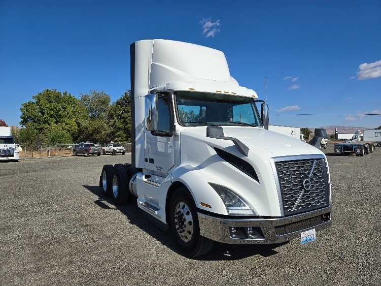 2019 VOLVO VNL64T300 in Yakima, WA
