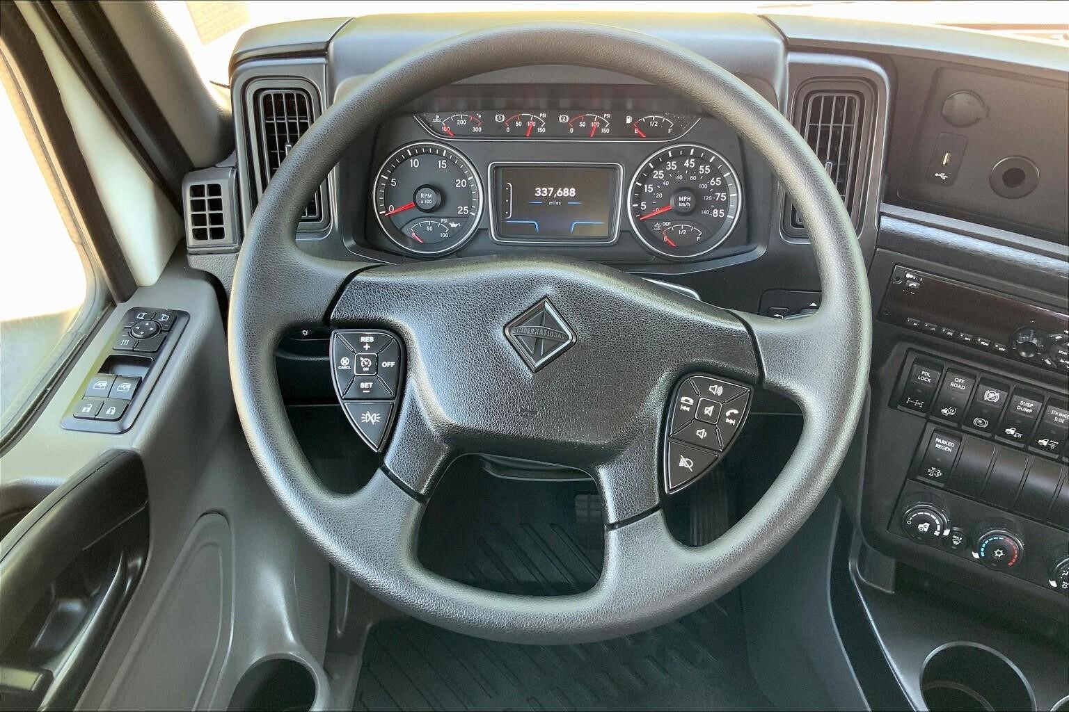 2020 International LT625 LT photo 4