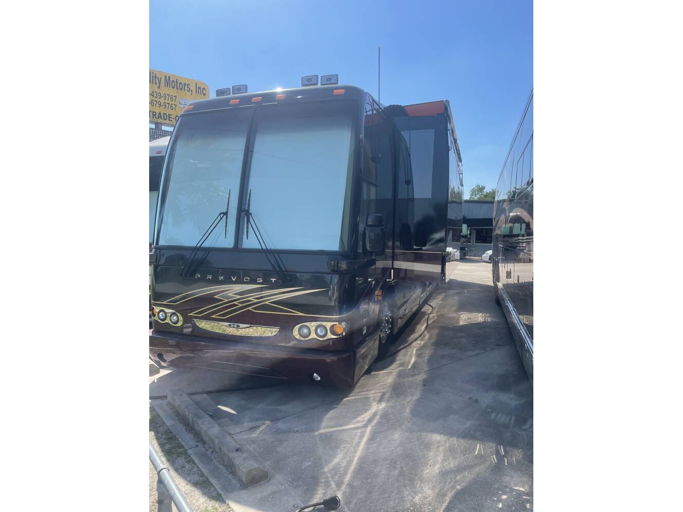 A photo of this 2005 Featherlite Coaches PREVOST