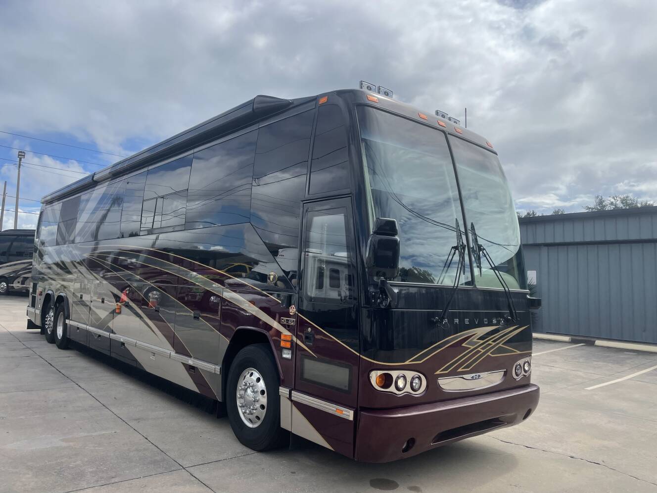 A photo of this 2005 Featherlite Coaches PREVOST